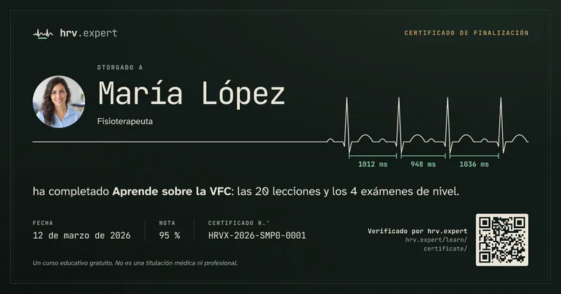 架空の人物María Lópezさんのコース修了証の見本。言語：スペイン語。試験スコア95%、番号HRVX-2026-SMP0-0001、写真とQRコード付き。