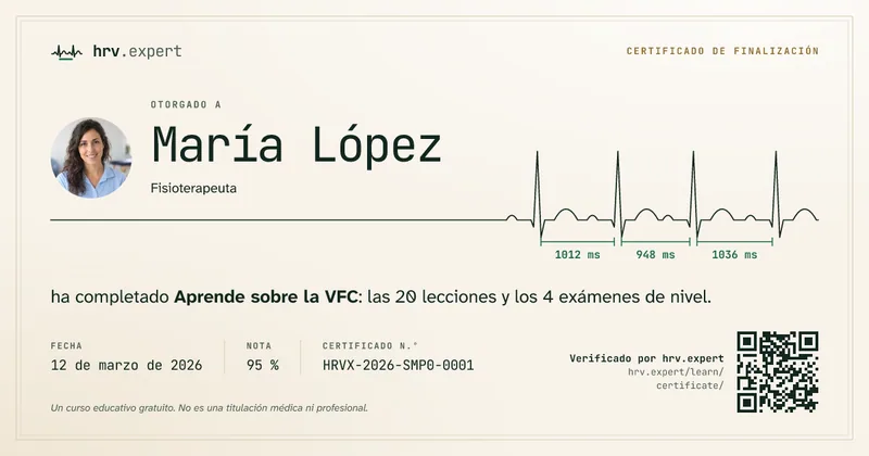 架空の人物María Lópezさんのコース修了証の見本。言語：スペイン語。試験スコア95%、番号HRVX-2026-SMP0-0001、写真とQRコード付き。